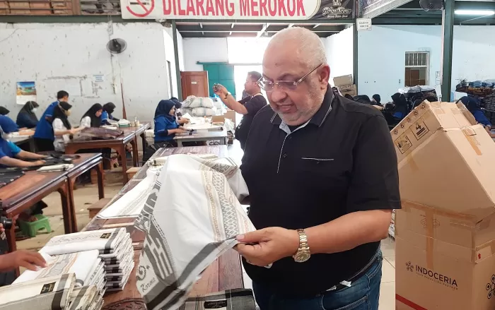 Sarung tenun asli buatan kota Tegal dengan merk Pohon Korma tembus Qataar dan Yordania (Dok/ Vimanew.id)