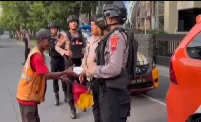 Sat Samapta Polres Tegal Kota Bagikan Takjil  Sembari Berikan Pesan Kamtibmas (Dok Humas Polres Tegal Kota)