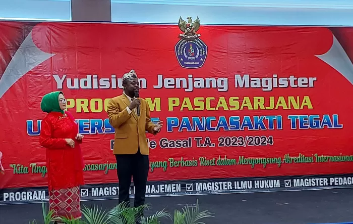 Direktur Program Pasca Sarjana UPS Prof Dr Siti Hartinah DS MM bersama salah satu mahasiswa S2 dari Ghana (Dok/Vimanews.id)