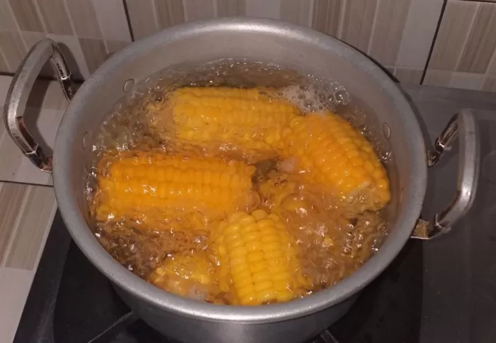 Air rebusan jagung punya banyak manfaat untuk kesehatan (Pinterest)