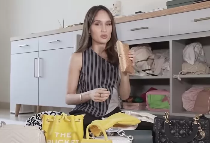 Artis cantik multitalent Cinta Laura Kiehl saat menunjukkan koleksi tasnya yang ternyata tak semuanya branded (Tangkap layar/Youtube @Cinta Laura Kiehl)