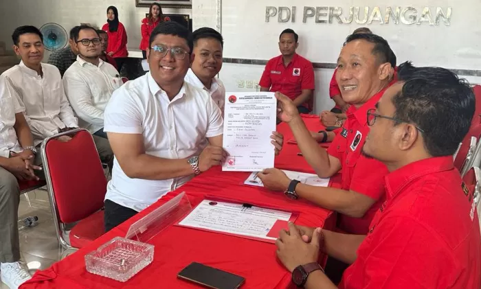 Riezky Delastama saat menyerahkan formulir pendaftaran ke DPC PDI Perjuangan  Semarang tepat di hari terakhir pendaftaran. (Dok/Vimanews.id)