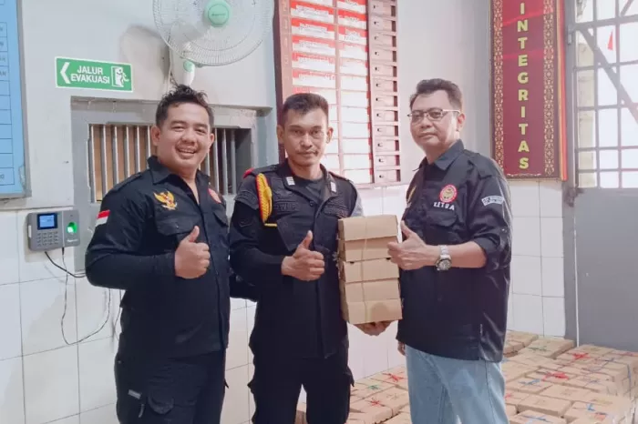 LSM HARIMAU menyerahkan nasi kotak untuk warga binaan Lapas Tegal (Dok/Vimanews.id)
