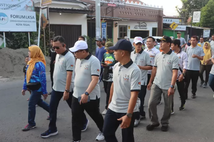 Jalan Sehat KPU Kota Tegal dihadiri Sekda Kota Tegal dan forkopimda, Minggu (23/6/2024). (Dok/ Vimanews.id)