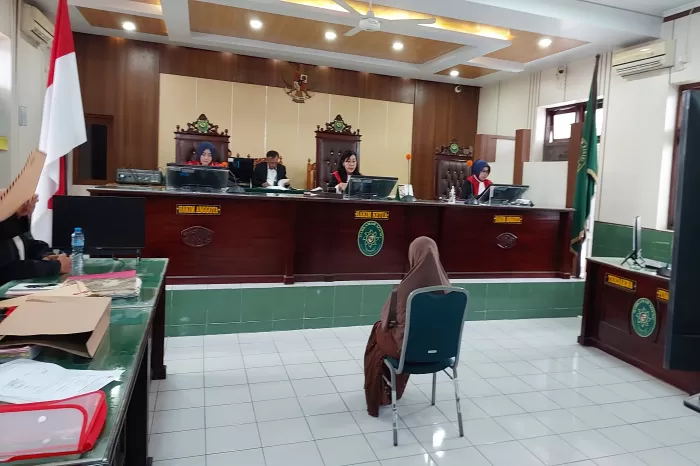 Hj Sarinah terdakwa kasus dugaan pemalsuan surat pembuatan sertifikat jalani  sidang di PN Trgal (Dok/Vimanews.id)