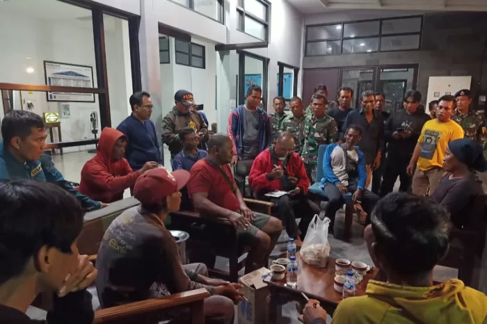 Para ABK Kapal KM Soneta yang Tenggelam Berhasil diselamatkan KM Bintang Barokah I dan dibawa ke Tegal (Dok/Vimanews.id)