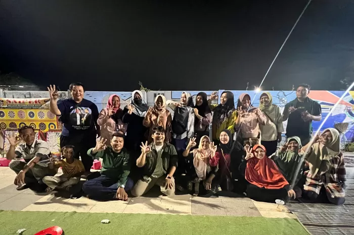 Calon Wakil Wali Kota Tegal nomor urut 3 Muhammad Ashim Adz Dzorif Fikri bersama PKL jalan Pancasila (Dok/Vimanews.id)