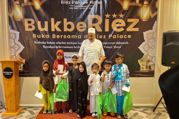 Owner Asaputex Grup Jamaludin Alkatiri bersama dua cucunya dan anak yatim (Dok/ Vimanews.id)