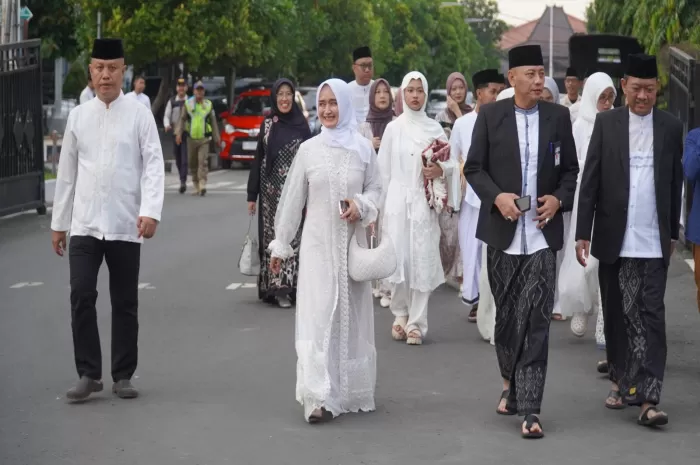 Wali Kota Tegal Dedy Yon, Wakil Wali Kota Tegal Tazkiyyatul Muthmainnah dan Sekda serta para OPD berjalan menuju Masjid Agung Tegal (Dok/Vimanews.id)