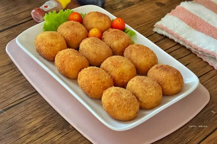 Kroket Ayam Keju  (Instagram @koh aming)