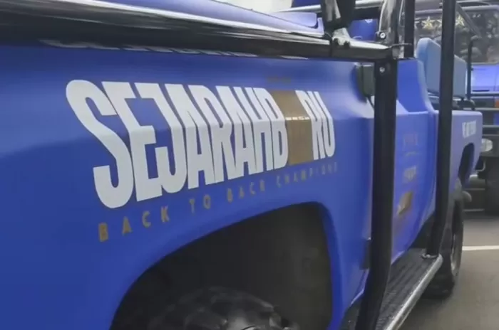 Potret mobil Unimog yang dipakai pawai kemenangan Persib Bandung. (instagram/persib) (Istimewa)