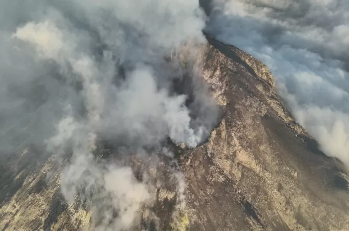 Foto tampak atas Gunung Lewotobi Laki-laki.  (vsi.esdm.go.id)