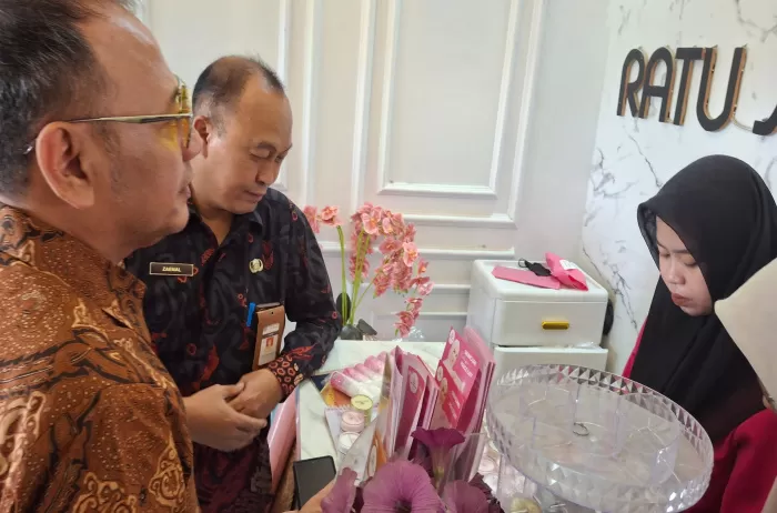 Wali Kota Tegal Dedy Yon didampingi Kadinkes Tegal melakukan sidak ke Apotik dan Kosmetik (Dok/ Vimanews.id)