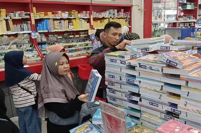 Suasana di salah satu toko buku di Kota Tegal (Dok/Vimanews.id)
