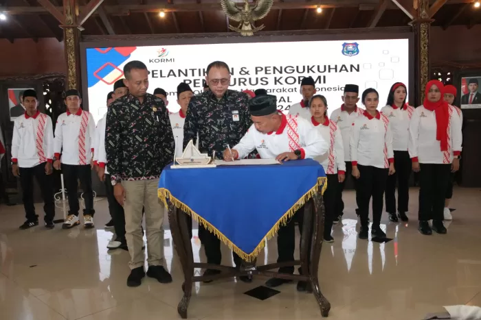 Catur Tri Komariyanto saat menandatagani berita acara pelantikan (Dok/Vimanews.id)