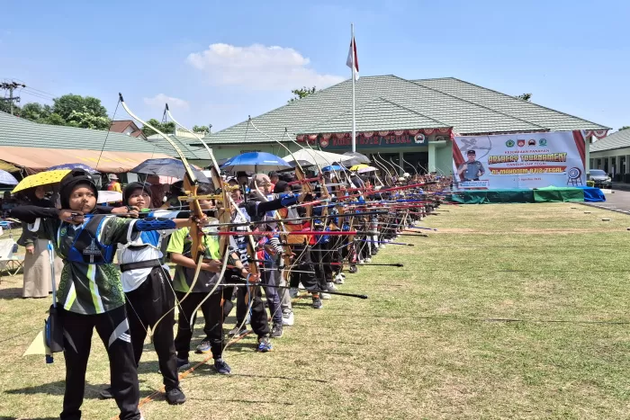 Peserta usia pelajar saat mengikuti Kejuaraan Panahan Archery Tournament Dandim Cup Tegal   (Dok/Vimanews.id)