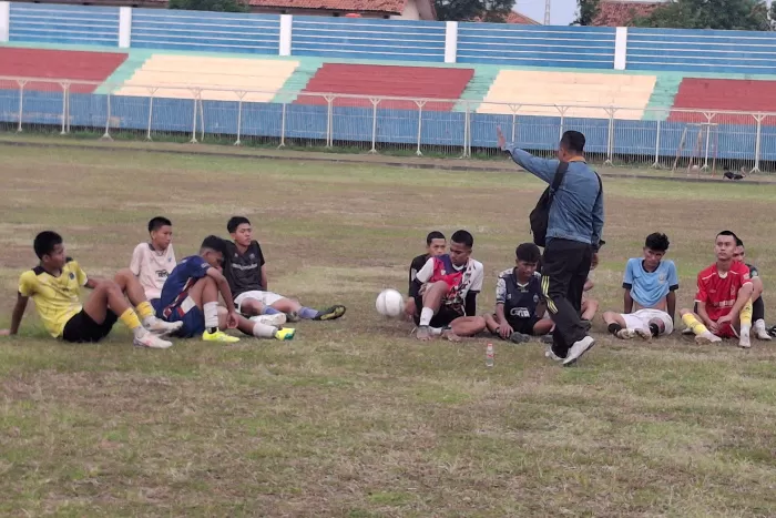 Altet sepak bola Kota Tegal menerima pengarahan pelatih usai mengikuti latihan (Dok/Vimanews.id)