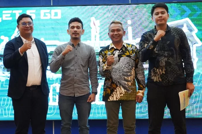 CEO Promedia Agus Sulistriyono (ketiga dari kiri) bersama Dosen Peneliti dan Akademisi Antropologi Sosial FISIP USU Yudhi R. Harahap (kedua dari kiri) dan Gubernur BEM FISIP USU Mahogra Yuda (Dok/Promedia)
