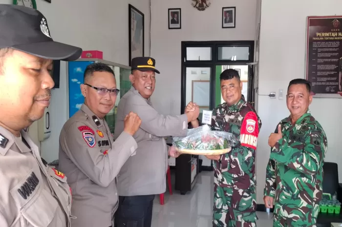 Polsek Taman beri kejutan Koramil 02 Taman di HUT Ke 80 TNI (Dok/Vimanews.id)