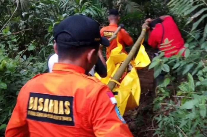 Menyoroti insiden penemuan jasad pendaki di Gunung Gawalise, Sulawesi Tengah yang sempat hebohkan jalur pendakian.  ( SAR Bandung)
