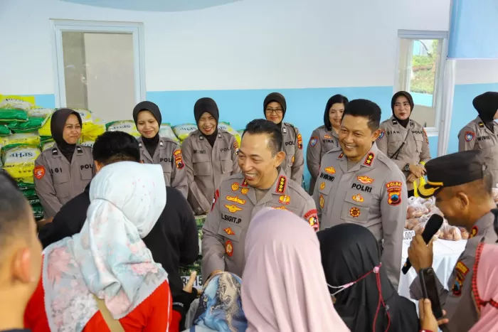 Kapolri Jendral Listyo Sigit Prabowo menyapa warga masyarakat yang antusias belanja di gerakan pangan murah (Dok/Bid Humas Polda Jateng)