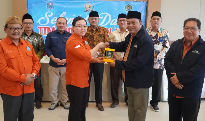 Ketua FKUB dapat kenang kenangan dari FKUB Sleman (Dok/Prokompim Kota Tegal)