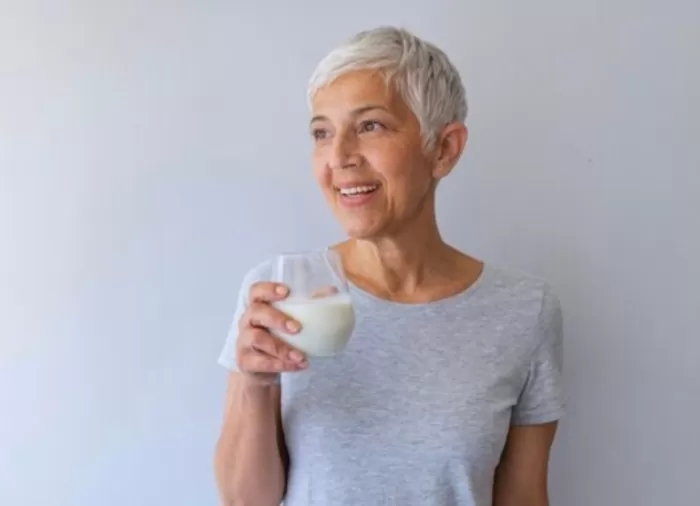 Minum susu sapi dapat menjaga keseimbangan fosfor dan kalsium tubuh. (FREEPIK)