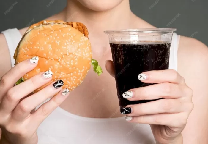 Burger dan kopi adalah salah satu makanan yang dapat memperburuk kondisi pembuluh darah (Freepik)