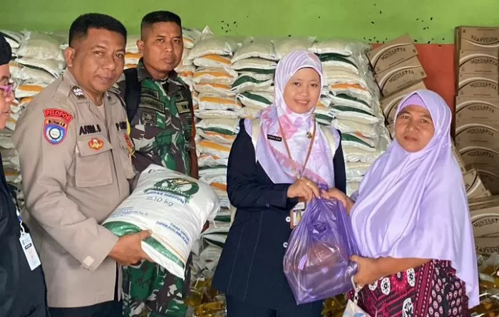 Penyaluran Bantuan Pangan di Kelurahan Slerok ,Kamis (20/11/2025) (Dok/Vimanews.id)