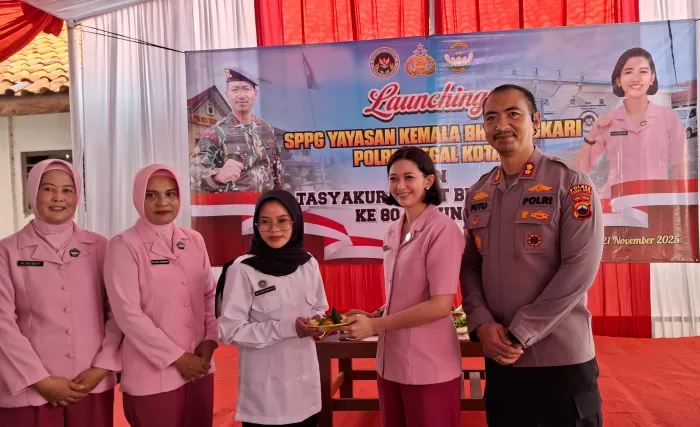 Kapolres Tegal Kota AKBP I Putu Bagus Krisna Purnama bersama Ketua Yayasan Kemala Bhayangkari Tegal Kota memberikan potongan tumpeng pada pengelola SPPG  (Dok/Vimanews.id)
