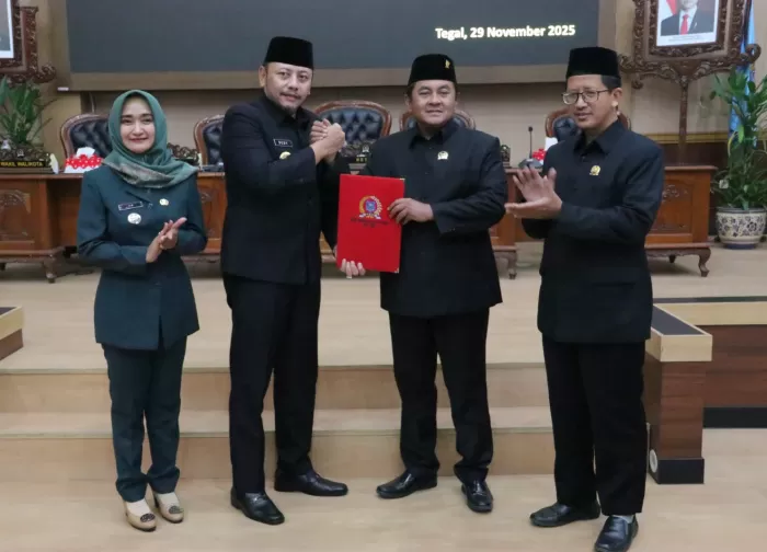 Wali Kota Tegal Dedy Yon menerima surat keputusan penetapan APBD 2026 dari Ketua DPRD Kota Tegal (Dok/Vimanews.id)