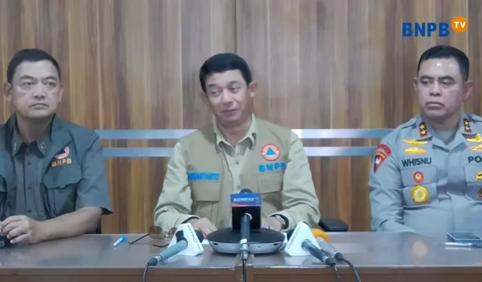 Kepala BNPB, Letjen TNI Suharyanto (tengah) menyampaikan beberapa perkembangan terkait penanganan bencana di Sumatera Utara.  (Dok / BNPB)