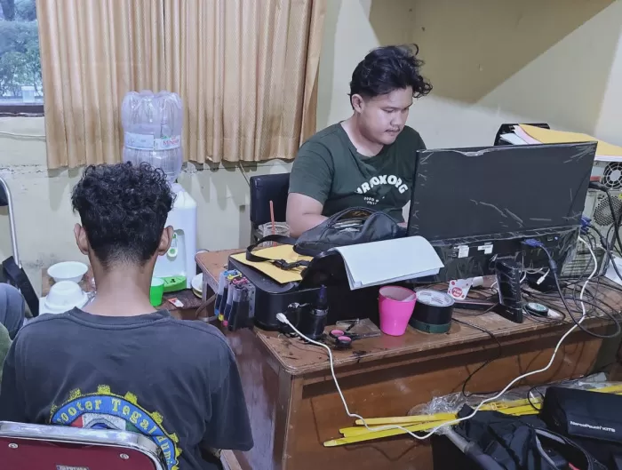 KH Pemuda 21 tahun yang ditangkap  bersama ribuan pil obat berbahaya  sedang di BAP Satresnarkoba Polres Tegal Kota (Dok/Vimanews.id)