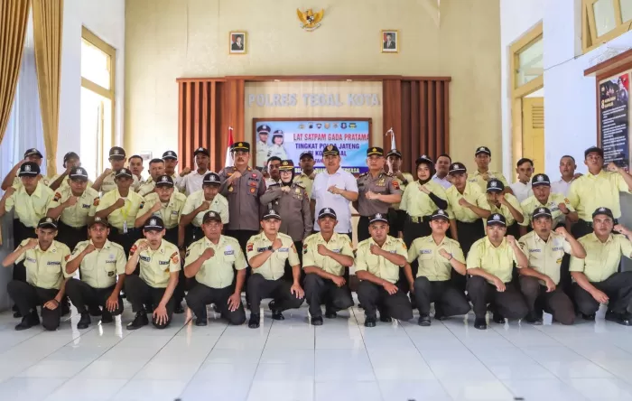 Dirbinmas Polda Jateng Kombes Siti Rondhijah Foto bersama peserta Diklat Satpam Gada Pratama (Dok/Humas Polres Tegal Kota)