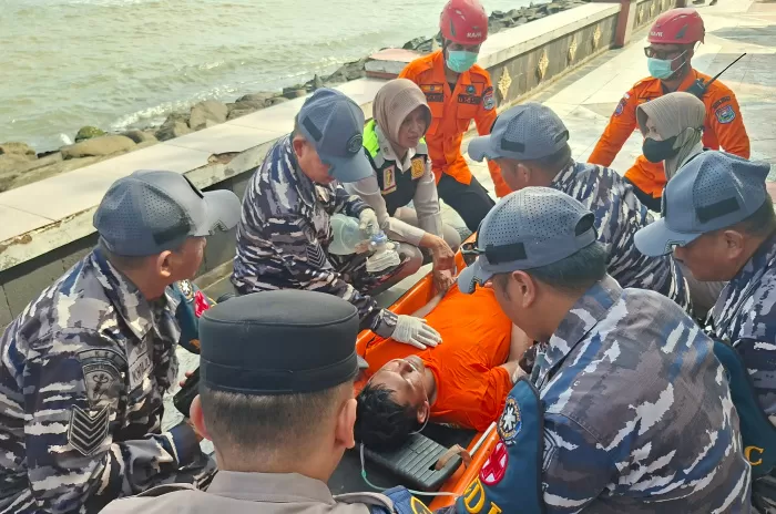 Simulasi penanganan pertolongan orang tenggelam (Dok/Vimanews.id)