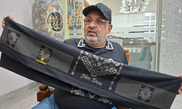 Owner PT Asaputex Jaya Jamaludin Alkatiri menunjukkan corak sarung pintu aceh yang dikirim sebagai bantuan untuk korban di Aceh dan Sumatra Barat (Dok/Vimanews.id)