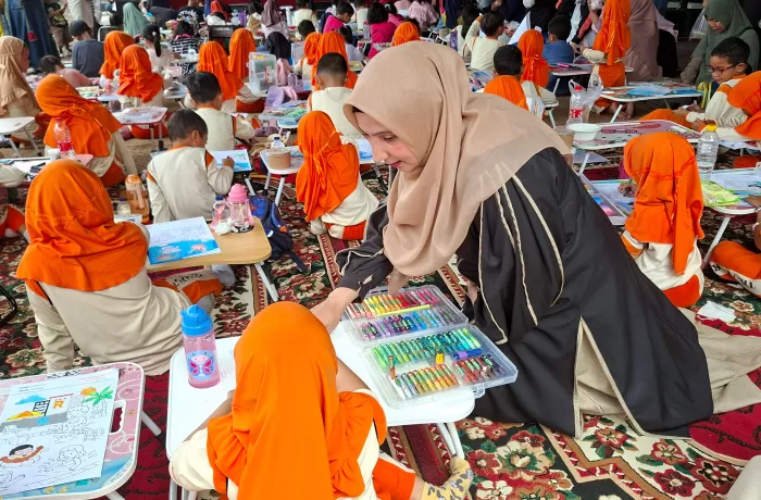 GM Riez Palace Hotel Marissa Said melihat dari dekat peserta lomba mewarnai (Dok/Vimanews.id)