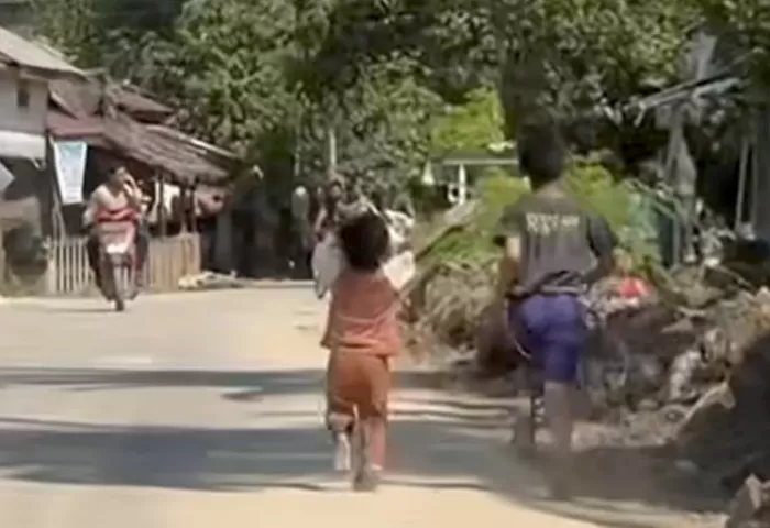 Tangkapan layar saat dua bocah pengungsi banjir di Aceh kegirangan ketika menerima madu dan kurma (Instagram/Auliafaulia)