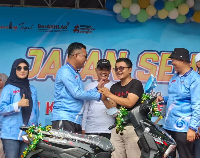 Sekertaris Daerah Kota Tegal Agus Dwi Sulistyantono menyerahkan hadiah utama Jalan Sehat HKN ke 61 (Dok/Vimanews.id)