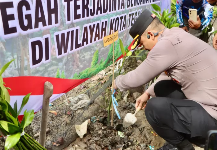 Kapolres Tegal Kota AKBP I Putu Bagus Krisna Purnama melakukan penanaman mangrove (Dok/Vimanews.id)