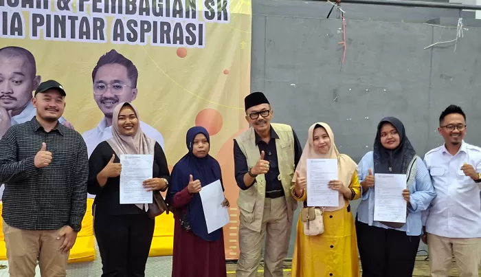 Anggota DPR RI Agung Widyantoro (Tengah) bersama orang tua siswa penerima SK  Nominasi.PIP serta dr Dewa Taruna Nugraha  dan Anggota DPRD Kota Tegal Setioko (kemeja putih) (Dok/Vimanewa.id)