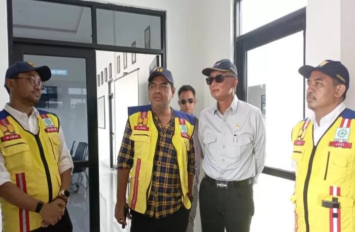 Kunjungan Menteri Pekerjaan Umum Dody Hanggodo ke Posko PPK 1.1 Jateng di Jalan Raya Pantura Surodadi Kabupaten Tegal (Dok/Vimanews id)
