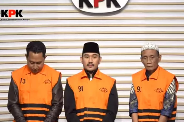 Bupati Bekasi Ade Kuswara Kunang bersama Ayahnya HM Kunang (kanan) dan SRJ kontrakor ditetapkan KPK sebagai tersangka Kasus Korupsi suap proyek (Youtube/ KPK)