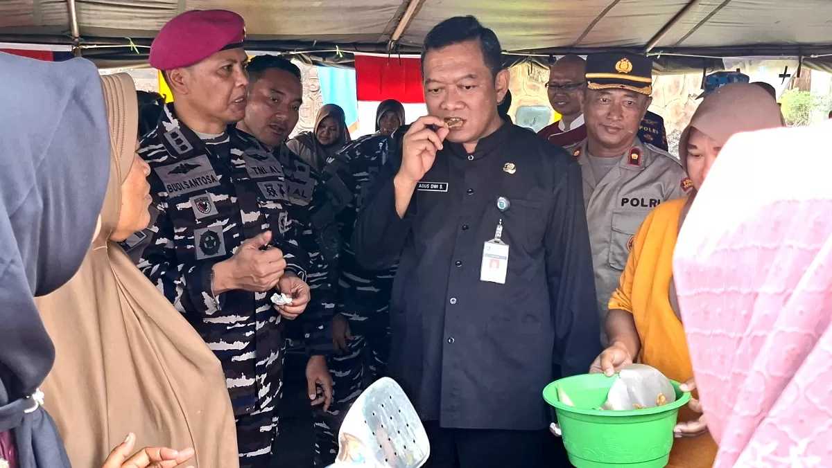 Dirbinter Pusat Teritorial Angkatan Laut Kolonel Marinir Budi Santoso dan Sekda Kota Tegal Agus Dwi Sulistyantono saat mencicipi kreasi warga dalam acara Sosialisasi Olahan Hasil Laut di Lanal Tegal (Dok/Vimanews.id)