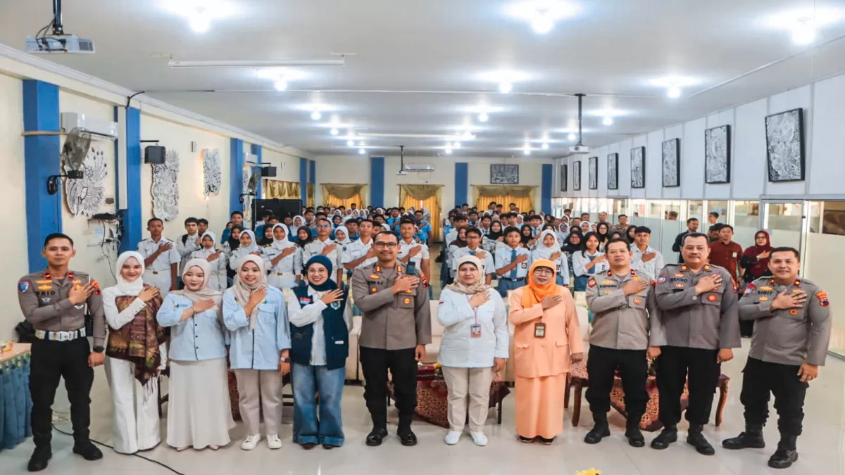 Polres Tegal Kota bekali siswa SMA/SMK ilmu AI guna percepat literasi digital dan cetak generasi muda adaptif hadapi revolusi teknologi. (Dok/Humas  Polres Tegal Kota)