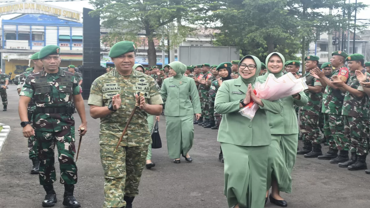 Danrem 071 Wijayakusuma Kolonel Inf Lukman Hakim beserta Istri saat tiba di Mako Kodim 0712 Tegal (Dok/Pendim 0712 Tegal)