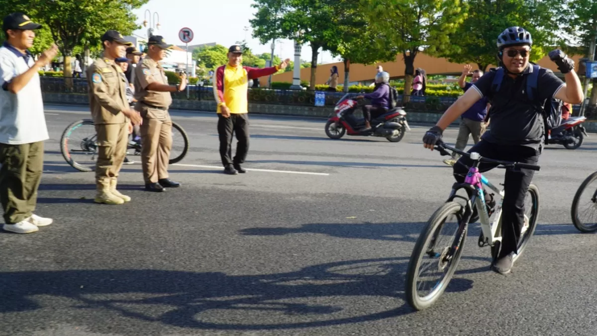 Sekda Kota Tegal Agus Dwi Sulistyantono ke kantor dengan bersepeda guna tekan penggunaan BBM  (Dok/Prokopim Kota Tegal)