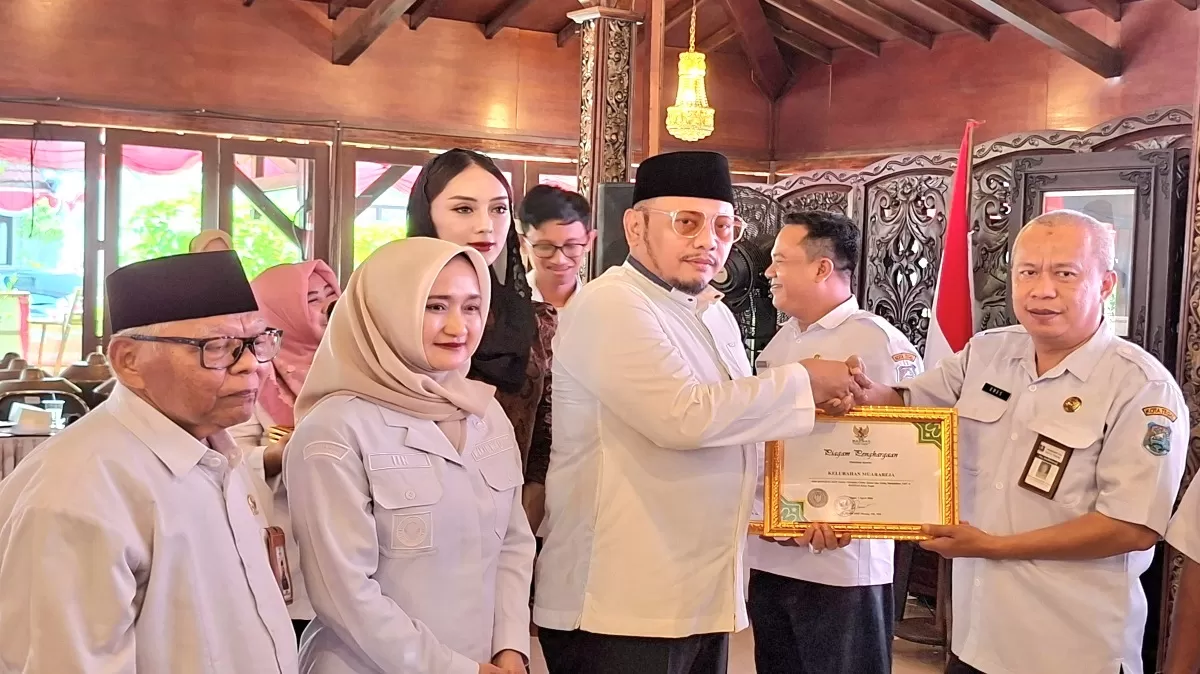 Wali Kota Tegal Dedy Yon saat menyerahkan simbolis bantuan kepada mustahik (Dok/Vimanews.id)