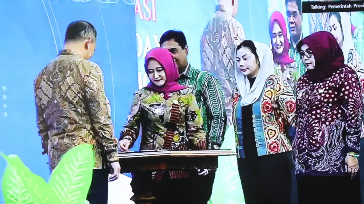 Wakil Wali Kota Tegal Tazkiyyatul Muthmainnah meneken pakta integritas terkait kecamatan berdaya (Dok/Vimanews.id)