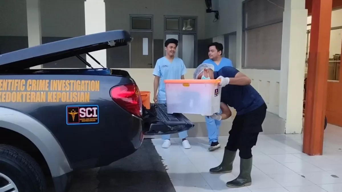 Jasad Bayi di bawa ke Rumah Sakit untuk di autopsi (Dok/Vimanews.id)